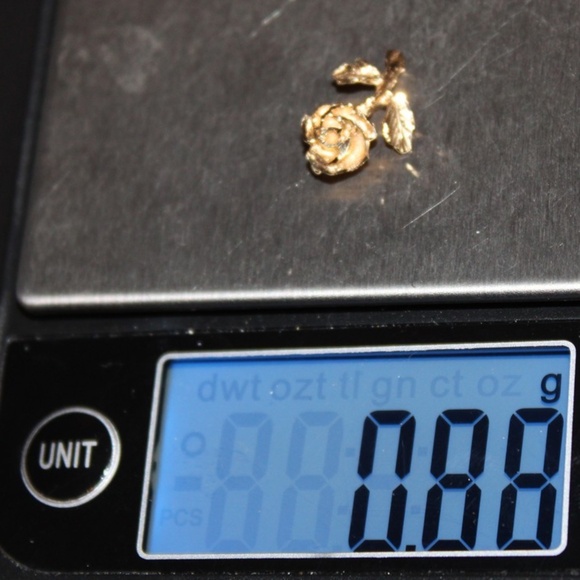 Solid 14K yellow gold marked 14K rose flower pendant - Picture 4 of 4